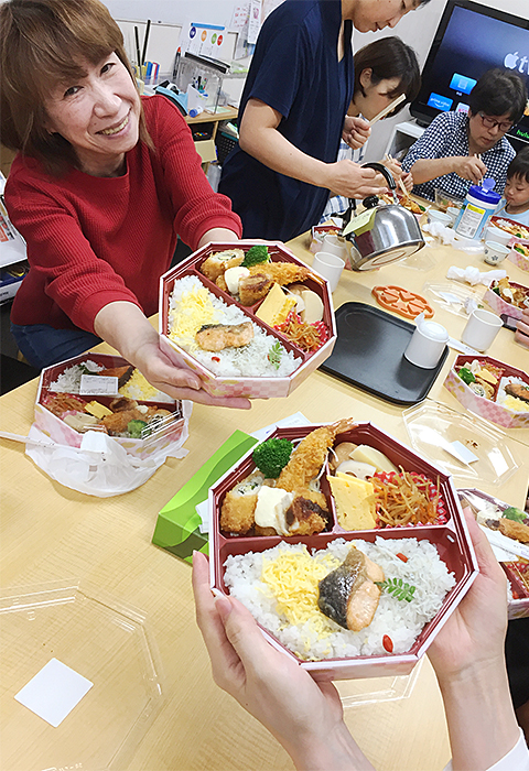 みんな揃って仕出し弁当で昼食です！