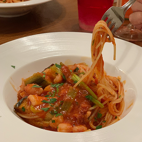 海老とイカと揚げナスと小松菜のトマトソーススパゲッティ